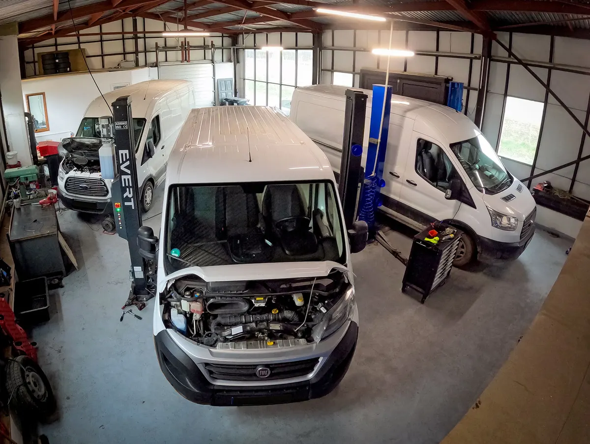 Pohled do dílny Autoservisu MAF – tři servisní stání se zvedáky