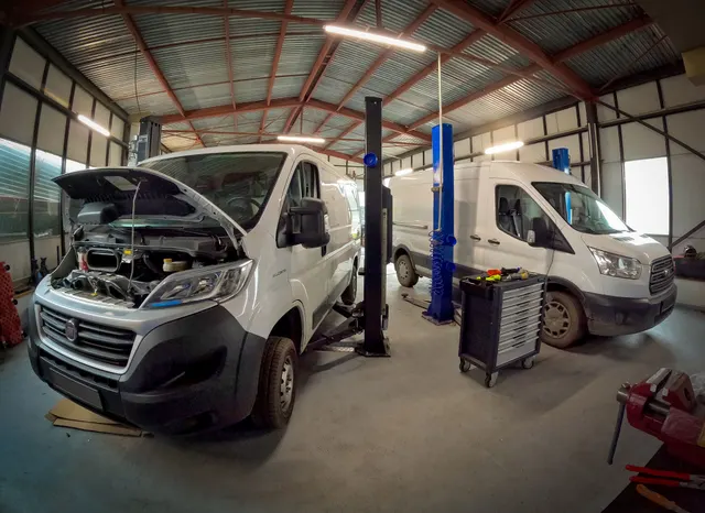 Servis dodávek – Fiat Ducato a Ford Transit v dílně