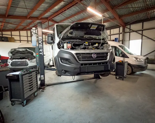 Dodávka Fiat Ducato na dvousloupovém zvedáku