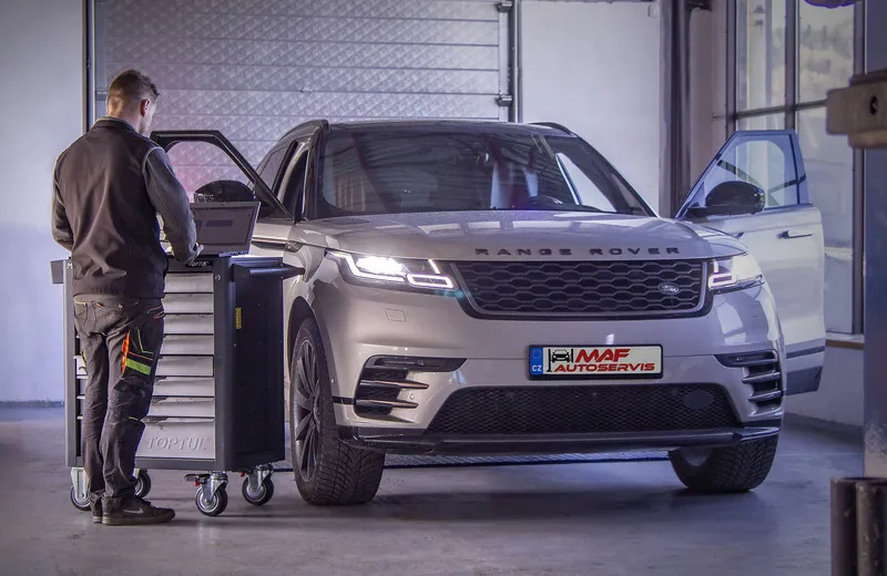 Diagnostika vozu Range Rover pomocí počítače