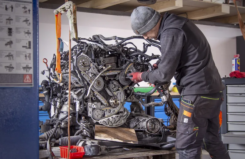 Mechanik opravuje motor v dílně Autoservisu MAF